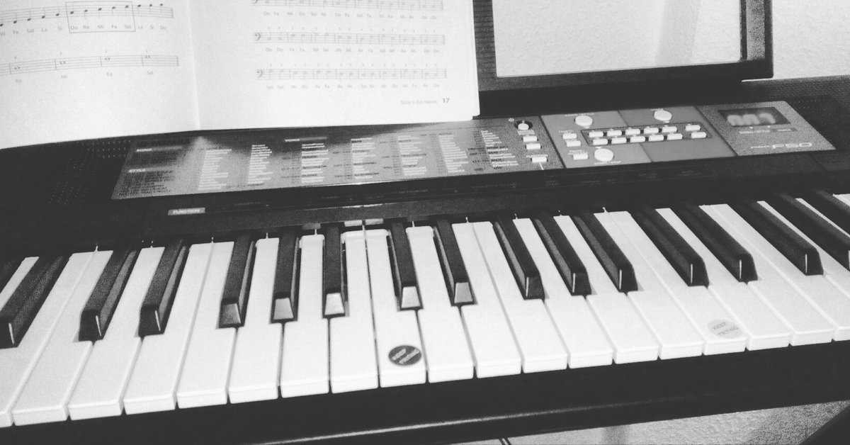 marinitamalibu's tweet photo. Piano y mariposas, llamada a las musas con aroma a primavera noctámbula. https://t.co/SAft3KLmLy