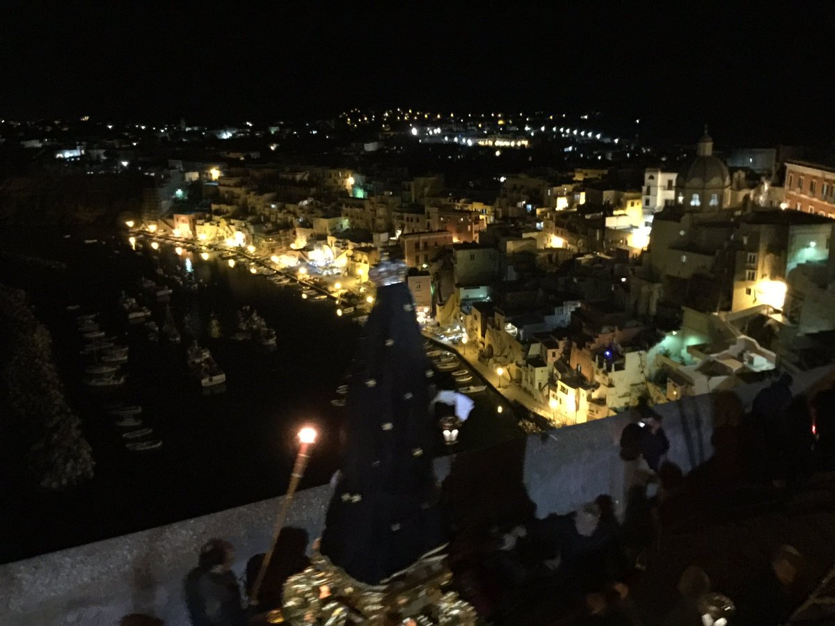 piuturismo's tweet photo. La cerimonia dell'Agonia a #Procida le statue tornano alla Chiesa di San Tommaso D'Aquino #PasquaProcida16 https://t.co/5hZjrpEI5y