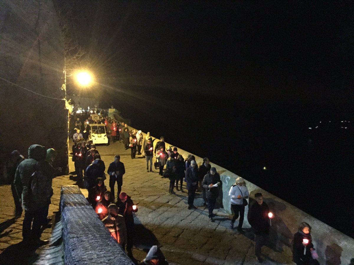 piuturismo's tweet photo. La cerimonia dell'Agonia a #Procida le statue tornano alla Chiesa di San Tommaso D'Aquino #PasquaProcida16 https://t.co/5hZjrpEI5y