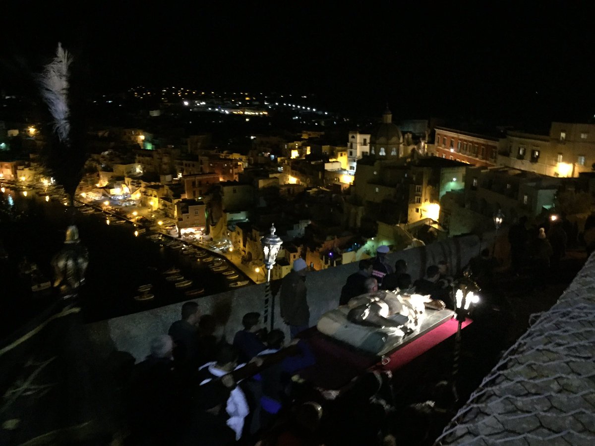 piuturismo's tweet photo. La cerimonia dell'Agonia a #Procida le statue tornano alla Chiesa di San Tommaso D'Aquino #PasquaProcida16 https://t.co/5hZjrpEI5y
