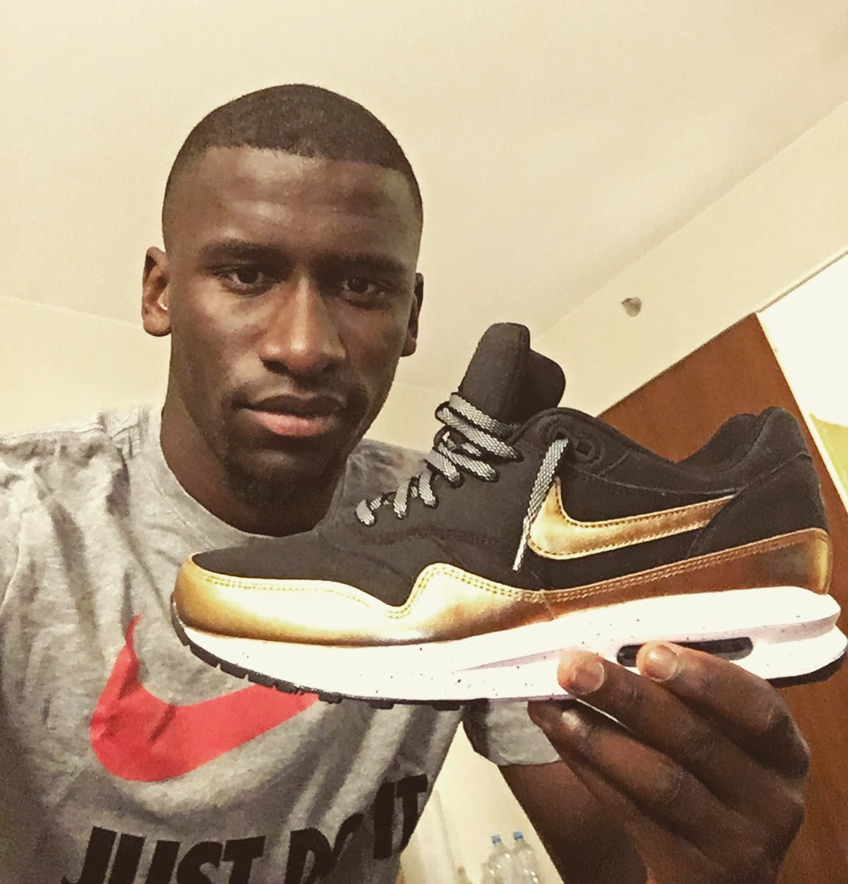 Black and gold air max 2016 top
