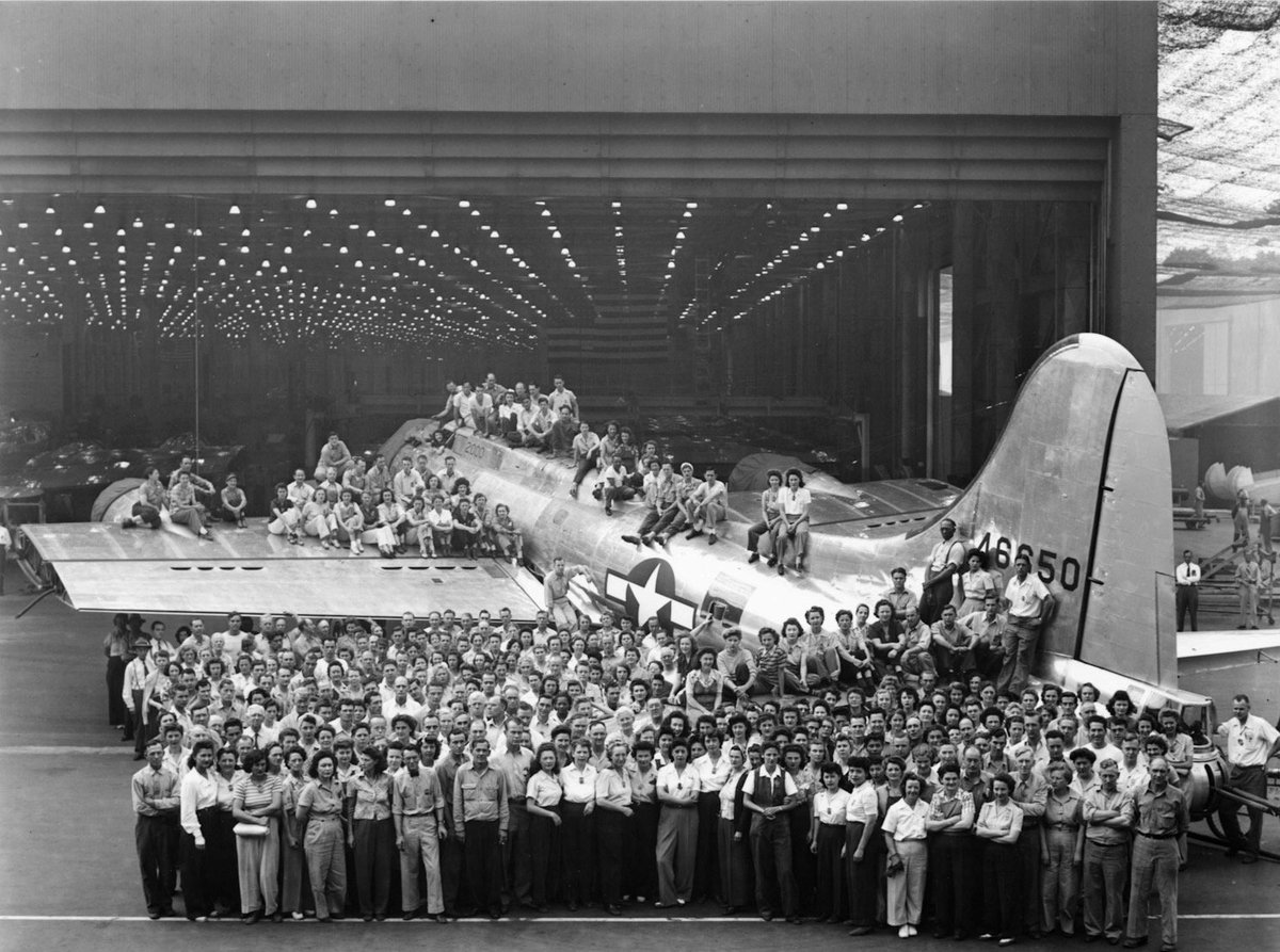 LGBAirport's tweet photo. Sept. '44: The 2000th #Boeing B-17 was produced in Long Beach. To employees everywhere, #TGIF! #FlashbackFriday https://t.co/qe9b1IDwN0