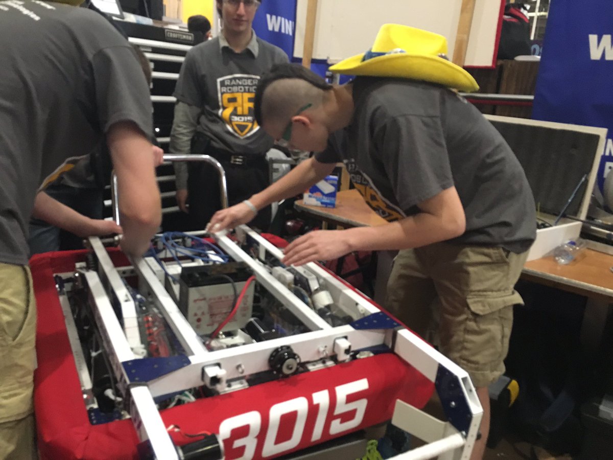 PowersJonM's tweet image. @team3015 using our #MagicEraser to clean up after a great match! Thanks @RealMrClean !!#frc #cleanbot