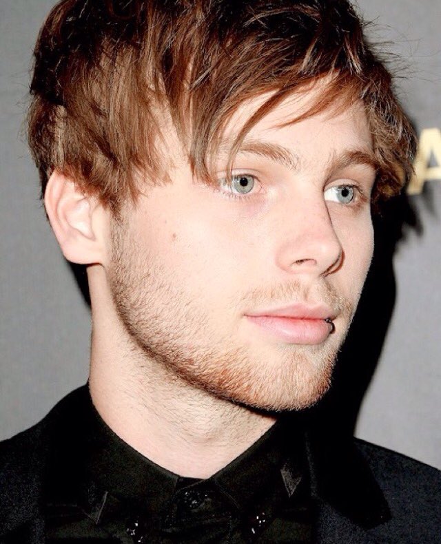makeupcelebz's tweet photo. luke hemmings https://t.co/3u68lwOjGV