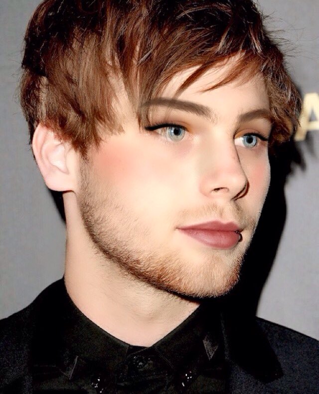 makeupcelebz's tweet photo. luke hemmings https://t.co/3u68lwOjGV