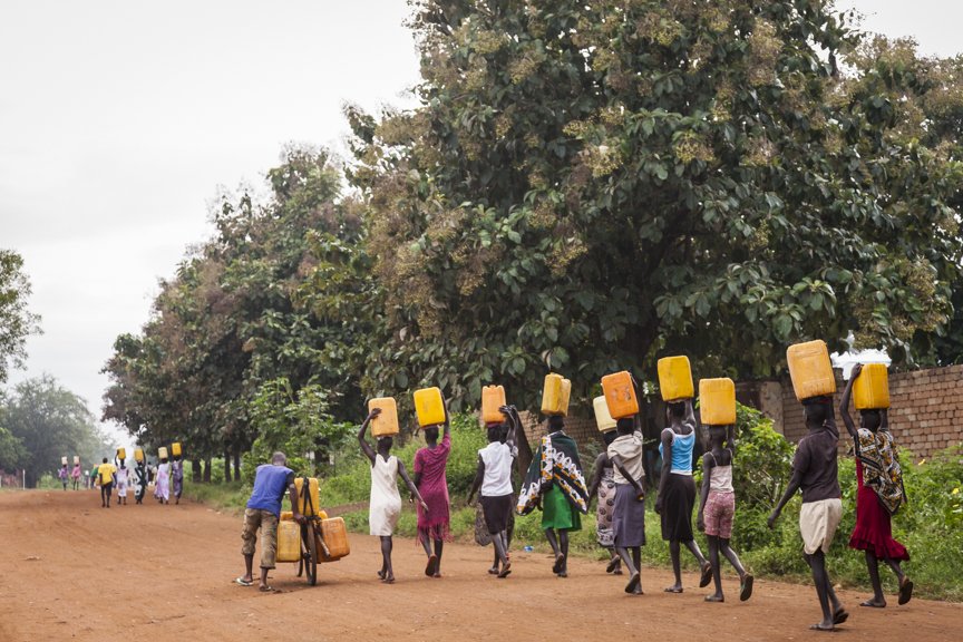 unicefenespanol's tweet photo. Muchas mujeres y niños en Sudán del Sur caminan por más de 5 km en busca de agua limpia @unicefssudan https://t.co/jH4uInJmqx
