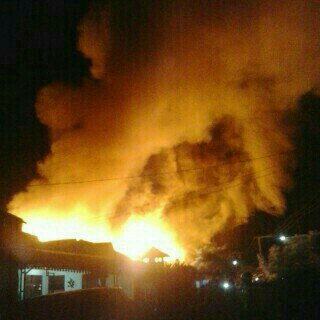 Rahmadhiddayatt's tweet photo. @Trans7OnTheSpot kenampakan kebakaran di bengkulu, hari jumat 25 maret 2016 https://t.co/YX3SEzwJ7D