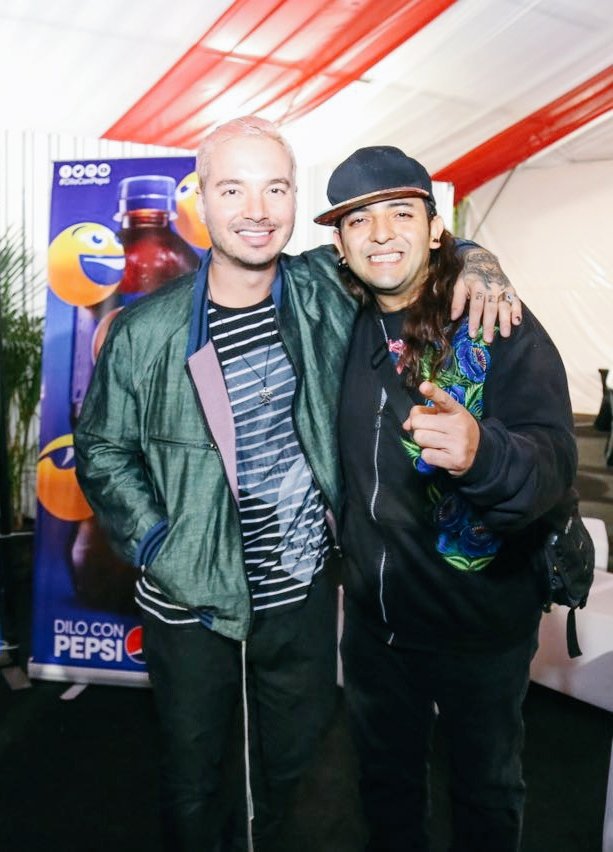 Aquí casual con <a href="/JBALVIN/">J BALVIN</a> super amable y humilde* foto por <a href="/LiveinFest/">Live in Fest</a> en la gira de la familia en Guatemala!