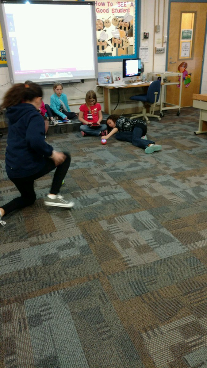 Fossum1stGrade's tweet photo. Some 5th graders are creating games in Scratch, others are exploring Spheros. #coding #scratch #Sphero https://t.co/sulZkLyDco