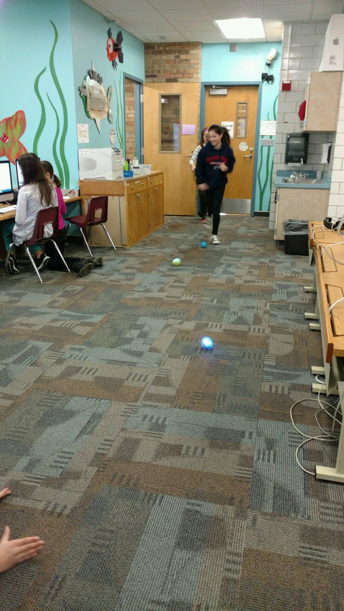 Fossum1stGrade's tweet photo. Some 5th graders are creating games in Scratch, others are exploring Spheros. #coding #scratch #Sphero https://t.co/sulZkLyDco
