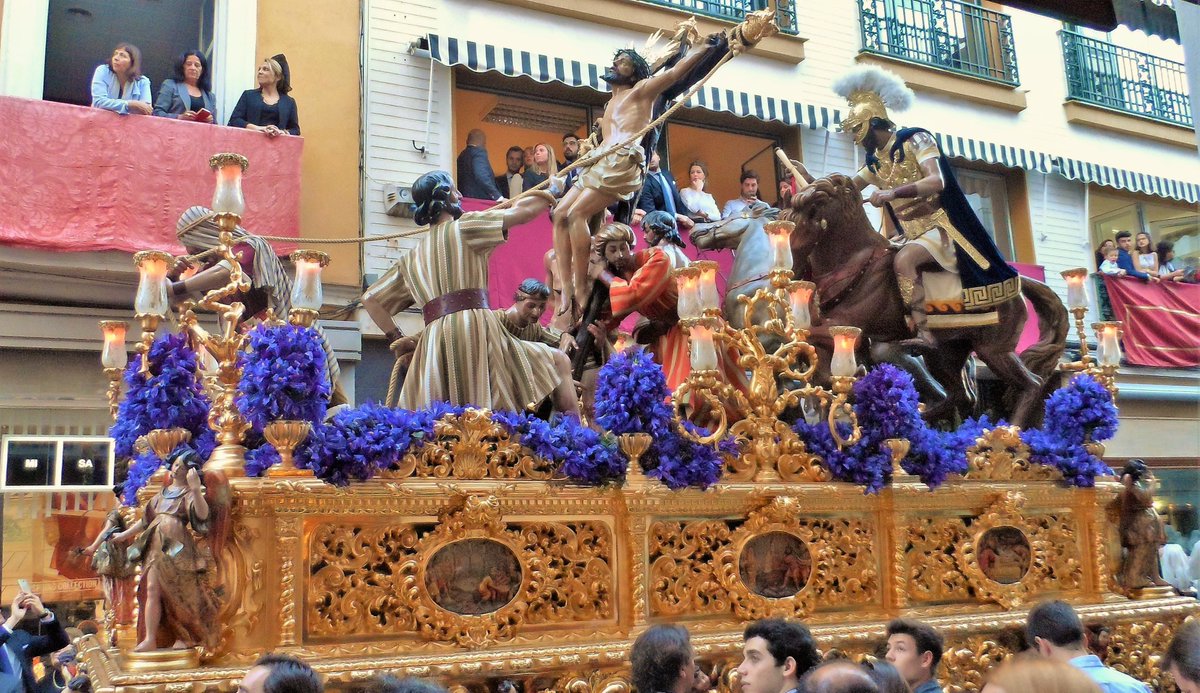 chipimar's tweet photo. La @LaExaltacion ayer por Sierpes. 
Fotos @elmister68 https://t.co/myr3Ffutt4