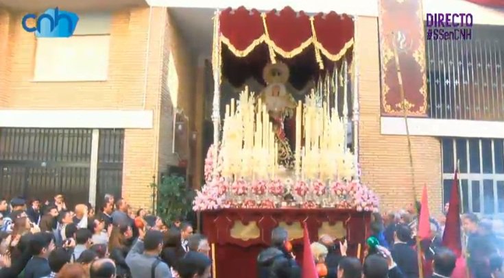 DiarioHuelva's tweet photo. El júbilo se desata en Viaplana a la salida de la Virgen de la Caridad #LaFe #SemanaSantaHuelva #SSenCNH https://t.co/JVt0dmLGt9