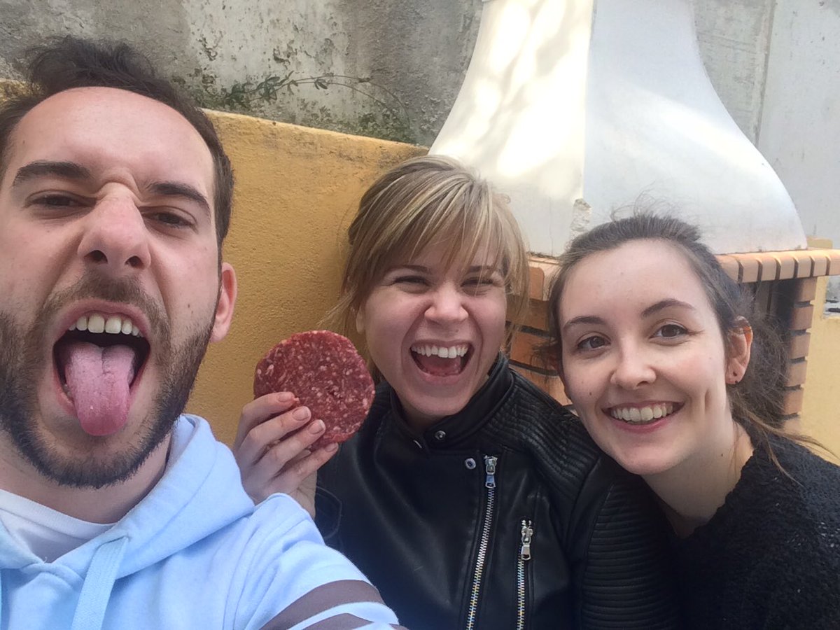 Porras_yo's tweet photo. Hoy es Viernes Santo. No comáis carne, que ya nos la comemos nosotros @carlotacuqui @esterere91 @beagonlo y Elena https://t.co/Sd2WJwTNOG