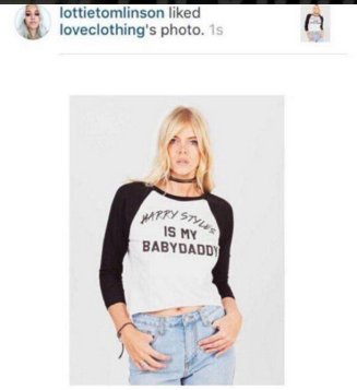 FaDefangirl's tweet image. Lottie le dio ❤ a una blusa que dice "Harry Styles es el papá de mi bebe"😂  #BestFanArmy #Directioners #iHeartAwards