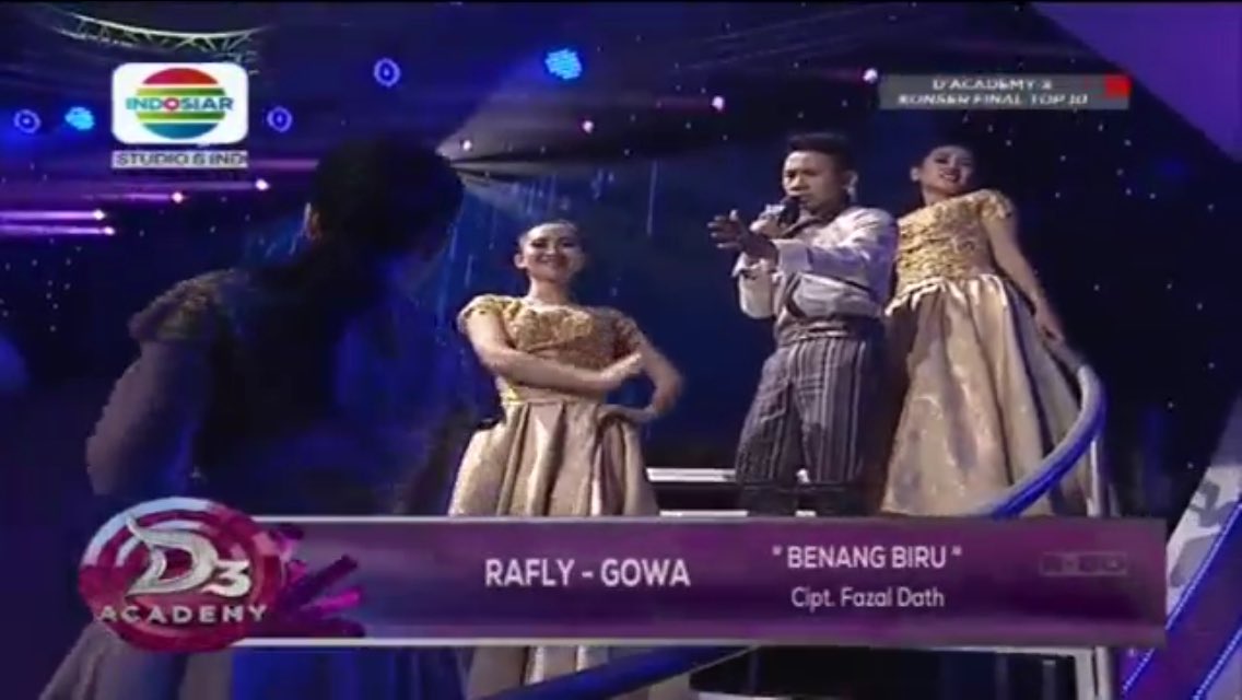 Indosiar's tweet photo. Giliran @da3_rafly nyanyi lagu Benang Biru nih dangduters #DAcademy3 https://t.co/JdAzAzsIbO