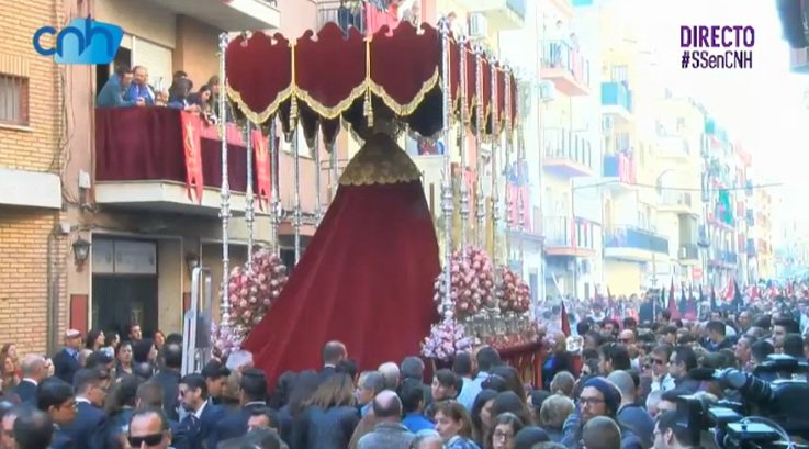 DiarioHuelva's tweet photo. Espectacular abrazo de Viaplana a La Fe y a su Virgen de la Caridad #SemanaSantaHuelva #SSenCNH https://t.co/mE3Pc6VZGd