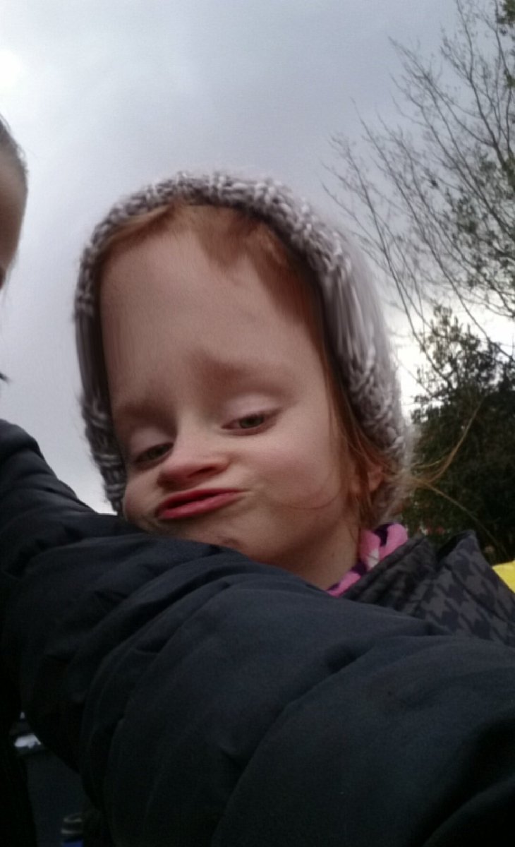 Nicnic432's tweet photo. Draußen mit sister 
Geil das Bild😂wer sieht es auch so?😂
Liken!  Dann seh ich dass ihr ehrlich solcher Bilder wollt https://t.co/xs3ZNWfkla