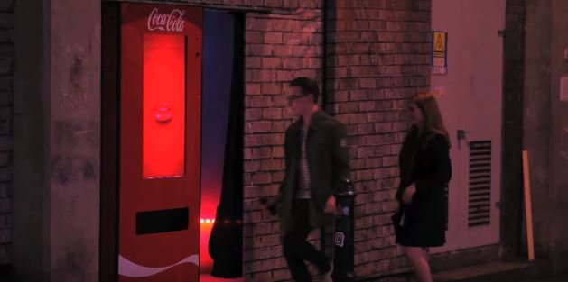 Some lucky Londoners got invited to a secret party by this Coca-Cola billboard. bit.ly/1Sbb6dx