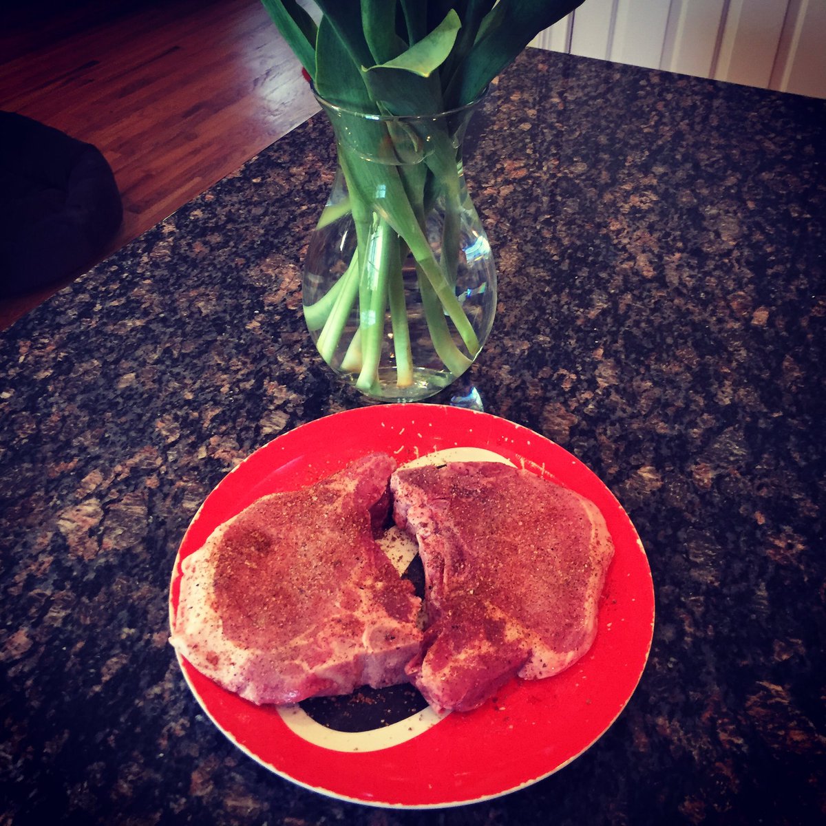 wilburandrudys's tweet photo. Mmmmmm #porkchops #wilburandrudysfarmtable #farmfreshbeef https://t.co/s45dDg4FiB