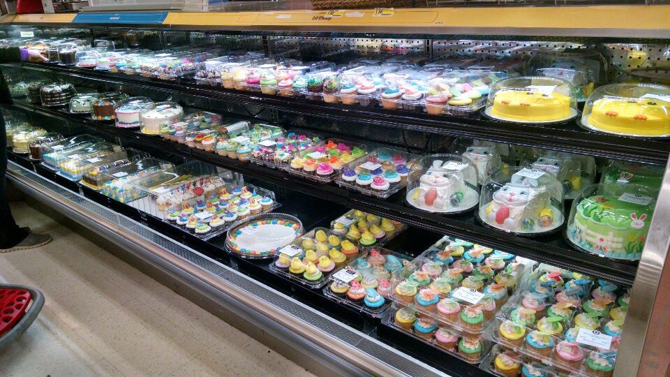 Cs_Voss's tweet image. Bakery Case is looking Plump!  #easterready #$$$ #legendarylino @jmbossy @regrams @Adam_Reiter