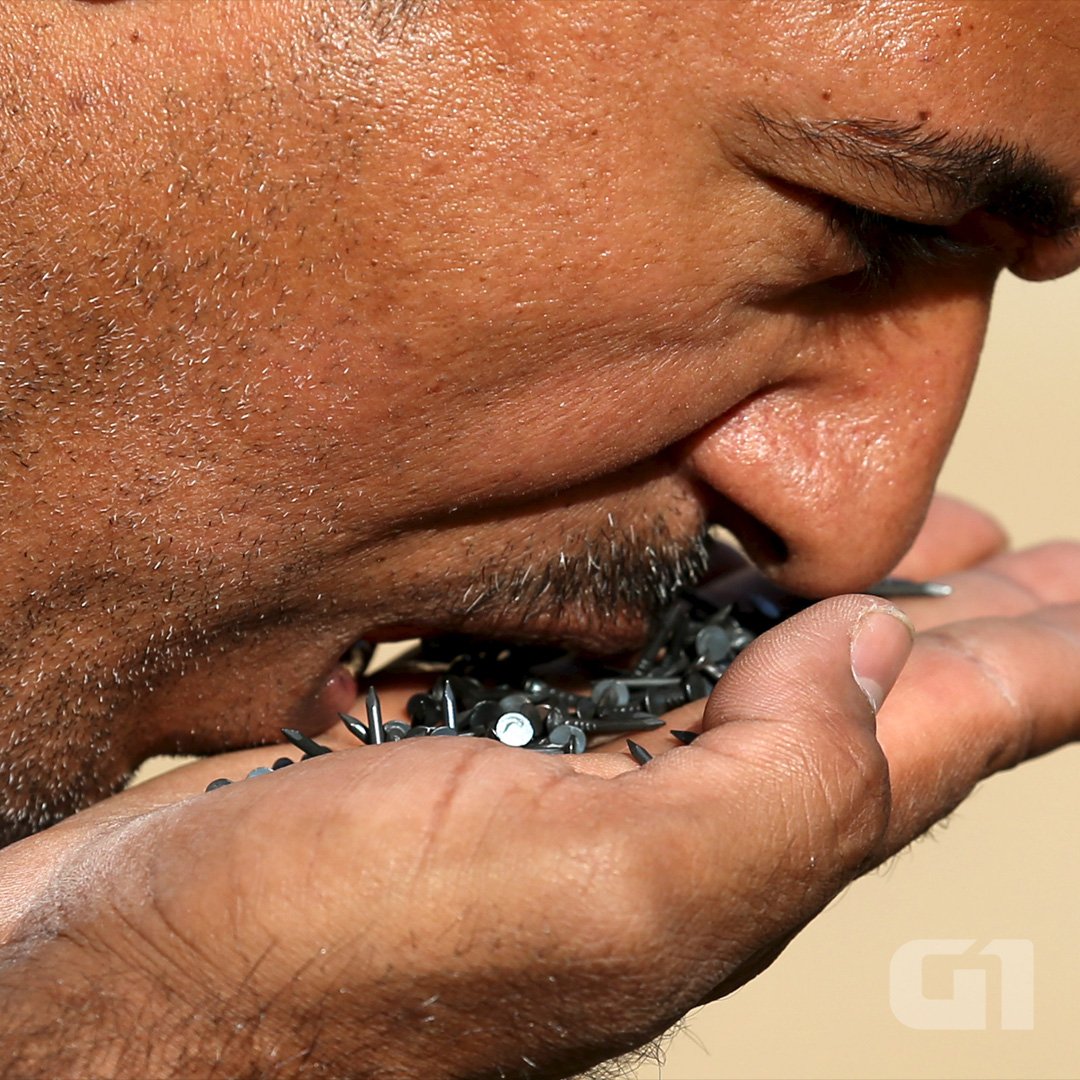 'Homem mais forte' do Egito come prego e puxa caminhão com dentes glo.bo/1q5NuQX