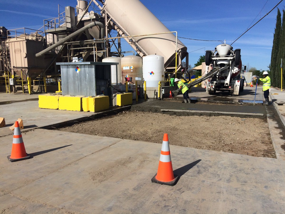 Paulo_S_Machado's tweet photo. Merced guys busy pouring concrete improving their yard making it a safer place to work at! https://t.co/UYCLGwrZfu