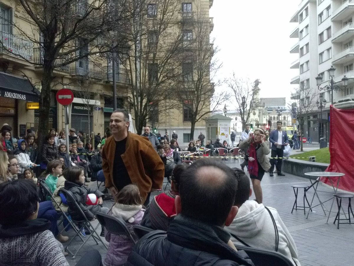 Donostia2016's tweet image. #Antzerkia Bilbo Plazan: #ChaChaChat, oso giro ederra! #StopWarFestibala