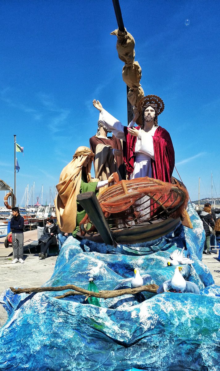 Guendalinacap's tweet photo. Il #venerdisanto a #procida non ha eguali: Processione dei misteri, emozioni sull'isola di Arturo  #visitprocida https://t.co/i7uKhwlboR
