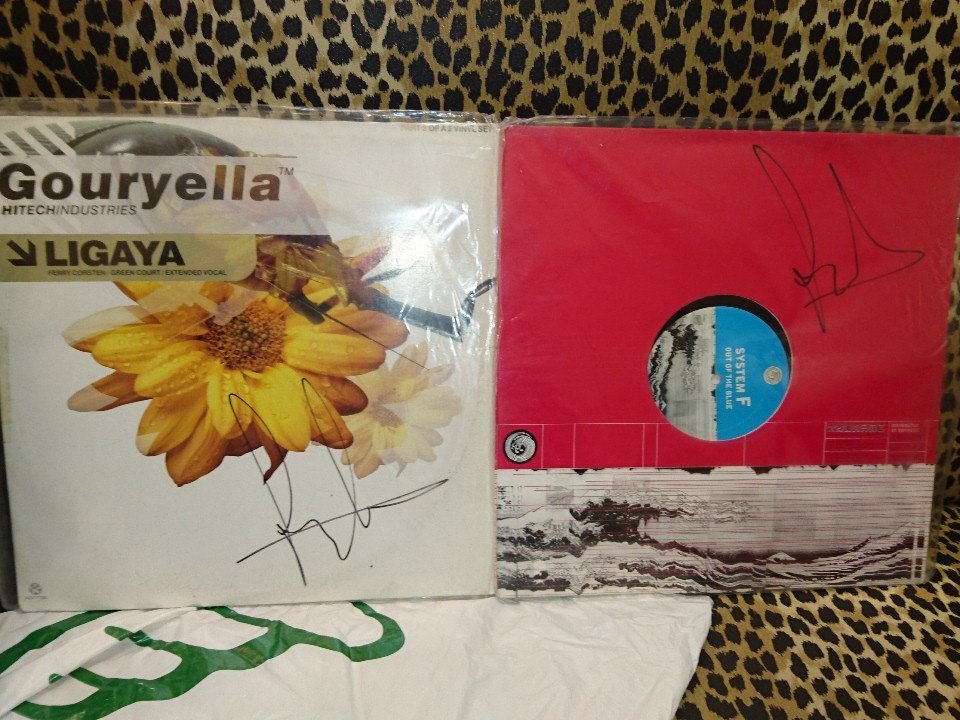 DJtomoya_nagoya's tweet image. LigayaとOut of the blueのレコードにサインもらた！
家宝にします。
#ferrycorsten #systemF #gouryella