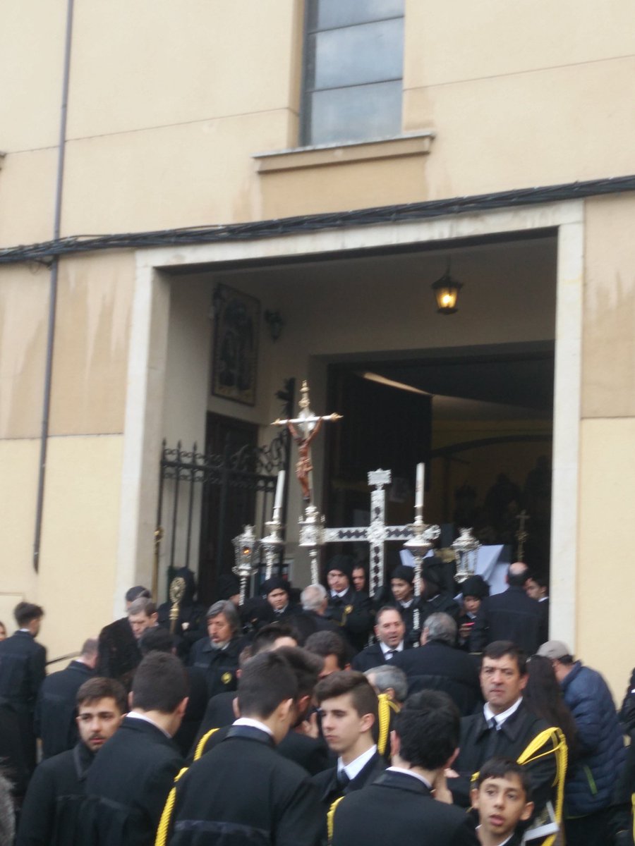 BandaMinerva's tweet photo. A punto de comenzar la procesión del Santo Entierro @AyS_Leon #leonesp si el tiempo nos respeta https://t.co/xzReMX8kLW