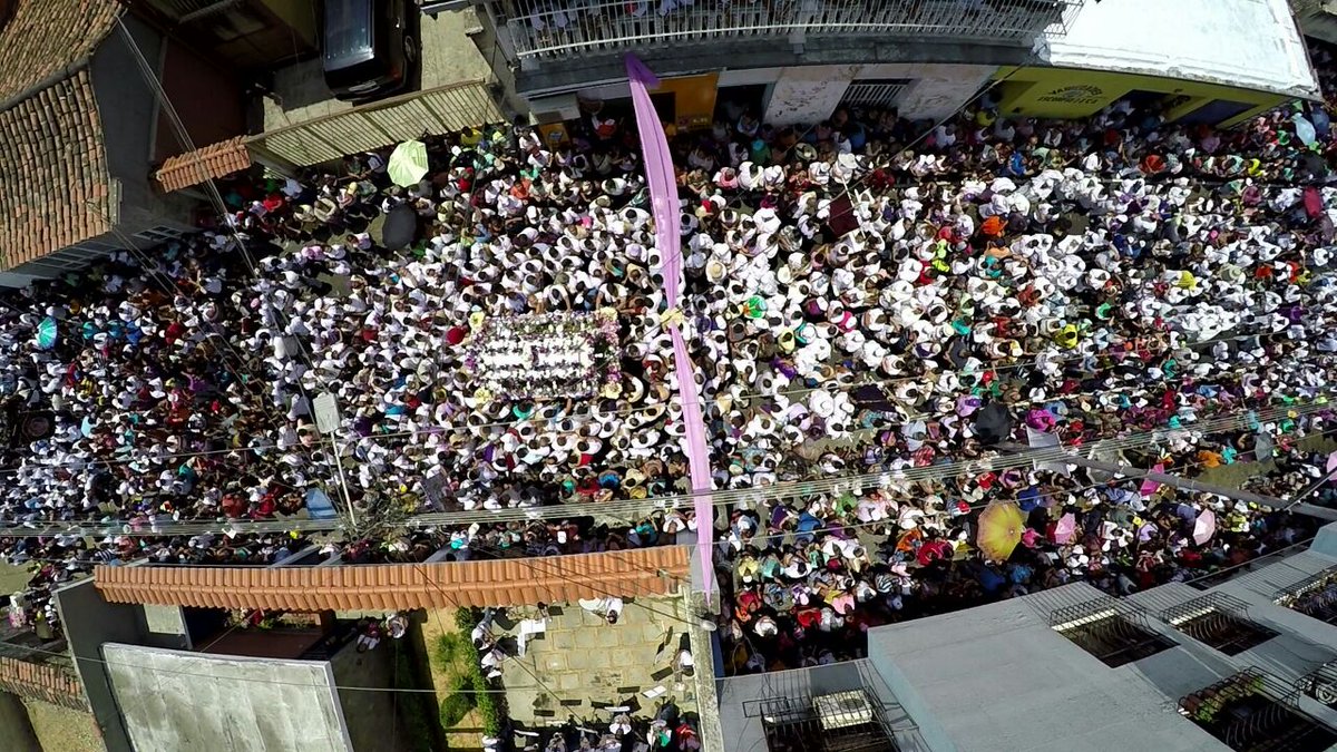 cuentanueva2018's tweet photo. El fervor religioso del pueblo católico se colma en las calles de Villa de Cura #SantoSepulcro2016 #PorAmorAZamora https://t.co/QLbF8S06U2