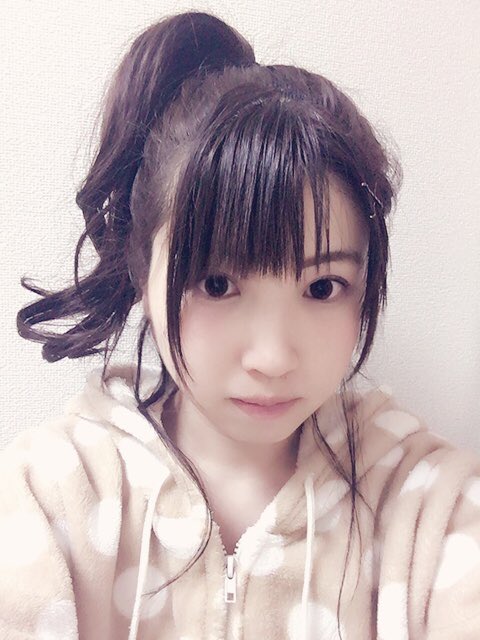 桜井春名 さくらいはるな Auf Twitter 昨日は事務所の発表会でした 髪の毛はお団子にしてもらった んですがポニーになっちゃった 明日の為にも寝なきゃ おやすみなさい T Co Ahksvdxvvq