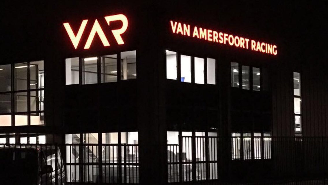 Wat een #cool#pand <a href="/VARmotorsport/">Van Amersfoort Racing</a> <a href="/gemzeewolde/">Gemeente Zeewolde</a> <a href="/fia/">FIA</a>f3europe <a href="/Ferrari/">Ferrari</a> @fia <a href="/TomCoronel/">Tom Coronel</a>