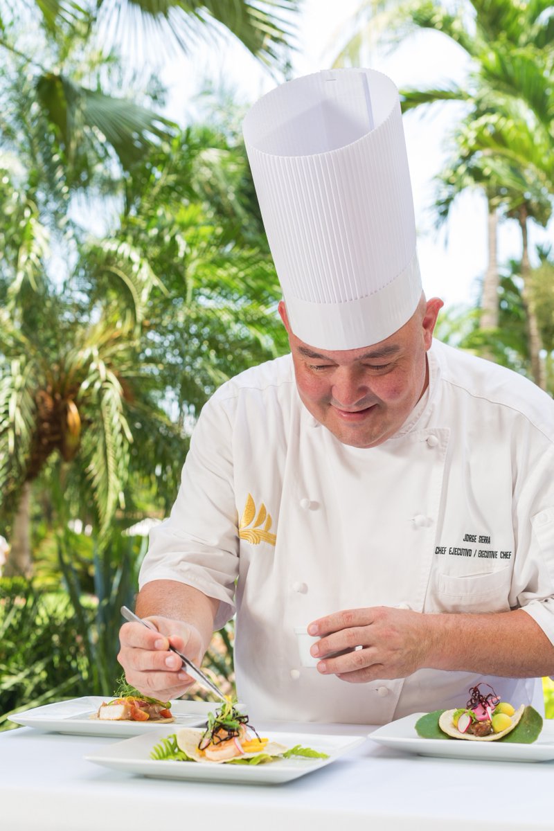 VelasMeetings's tweet photo. Could this get any better? #pampered at @VelasVallarta.
@ChefJorgeSierra himself preparing deli treats! #FridayFun https://t.co/AyrVUBJnk2
