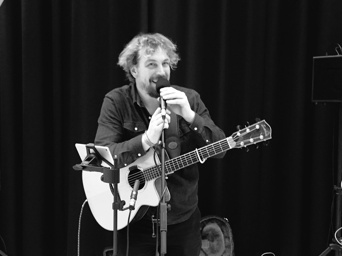 8UODenHaag's tweet photo. Aan het genieten van de heerlijke muziek van Gijs Hietkamp van @FireRoseNL @TMobile_NL tijdens #8uodh #sfeermaker! https://t.co/pS7spyU1RK