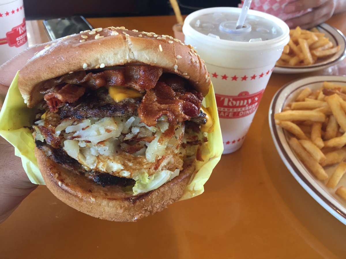 DradeVsFood's tweet photo. Added hashbrowns and an egg to my double bacon cheese burger. Absolutely killer 🙏 https://t.co/3nKw0Bpg78