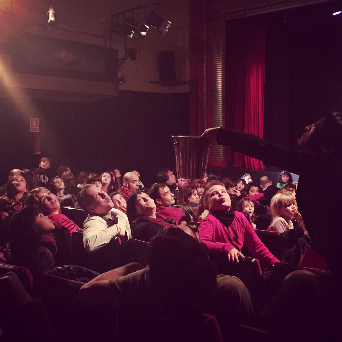 Si creus en la #Màgia bufa ben fort 😚💨🌬🌪 Avui #divendressant2016  #teatre #magia #màgiajúnior <a href="/magiajunior/">Magia Junior</a>