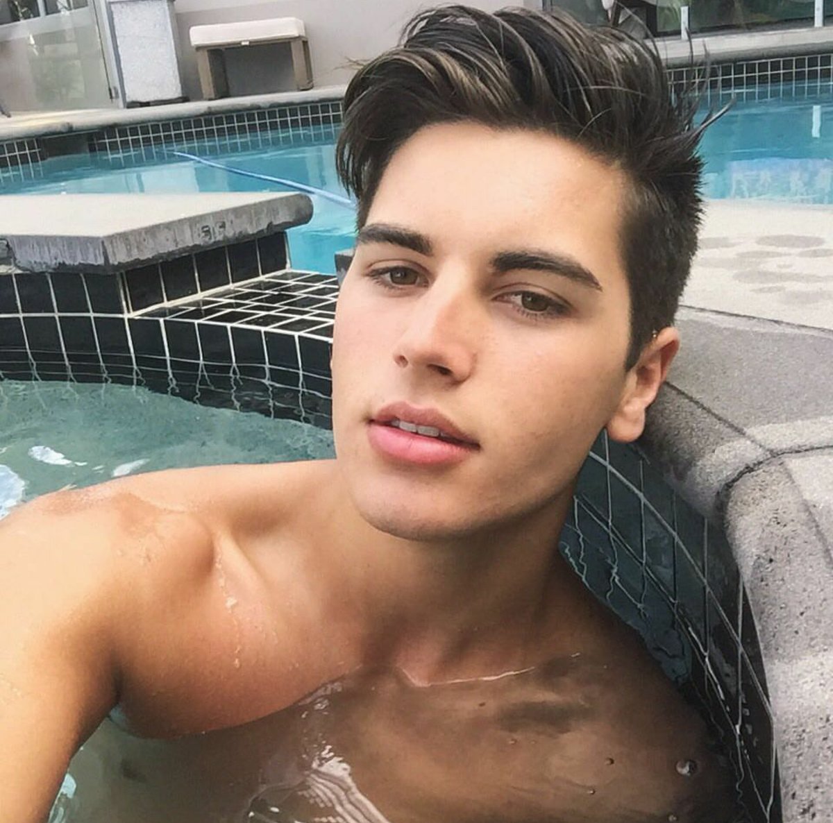 TopModels4U's tweet photo. Chilling in the pool https://t.co/VsqLYmKcxV