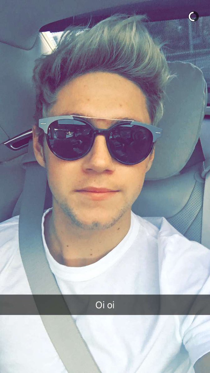 enewsrox's tweet photo. Niall Horan announces his new snapchat to the world and nearly kills everyone with this selfie. Oi oi. https://t.co/w1coEnCyiN