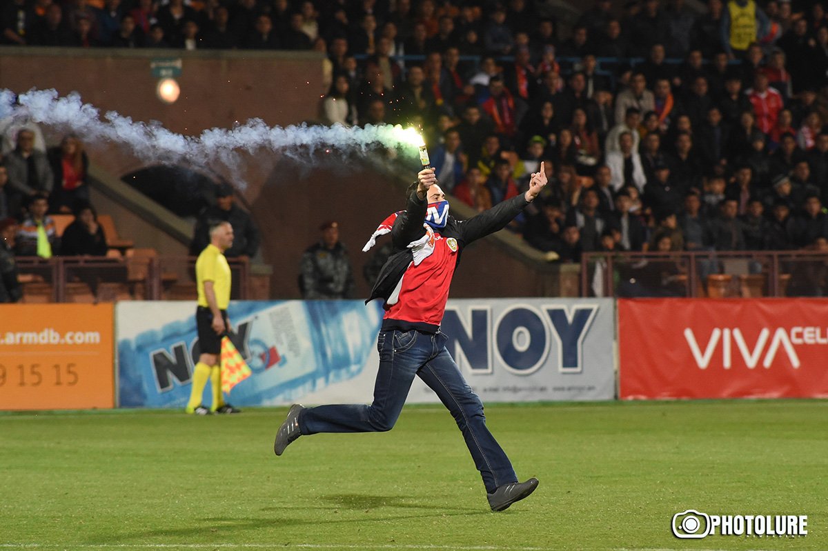 Photolure's tweet photo. #football #fanran #Armenia #Belarus #Yerevan
25.03.2016
@Photolure /Vahram Baghdasaryan
https://t.co/XUl3QpuJws https://t.co/SWIF6F3kpc