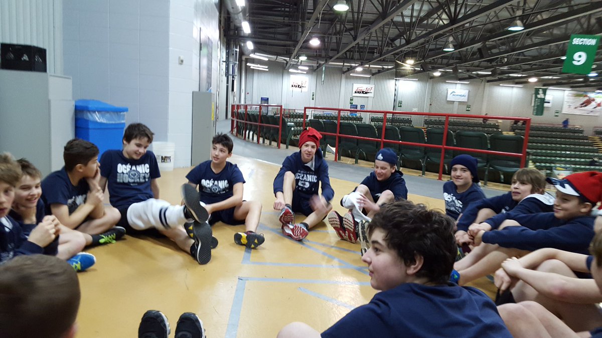 PromutuelAA's tweet photo. Team building avant les séries!! #Pee-Wee  #teamfirst https://t.co/FeGGxDuGz8