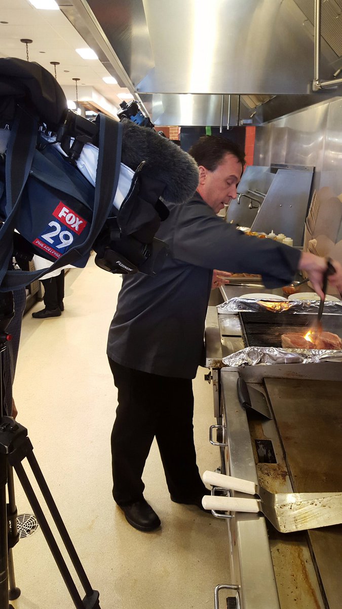 MBandAssocPR's tweet photo. Behind-the-scenes look at today's @FOX29philly #FOXFoodBite taping at @RastelliMarket! #seafood #pork https://t.co/KXrDKoiwaA