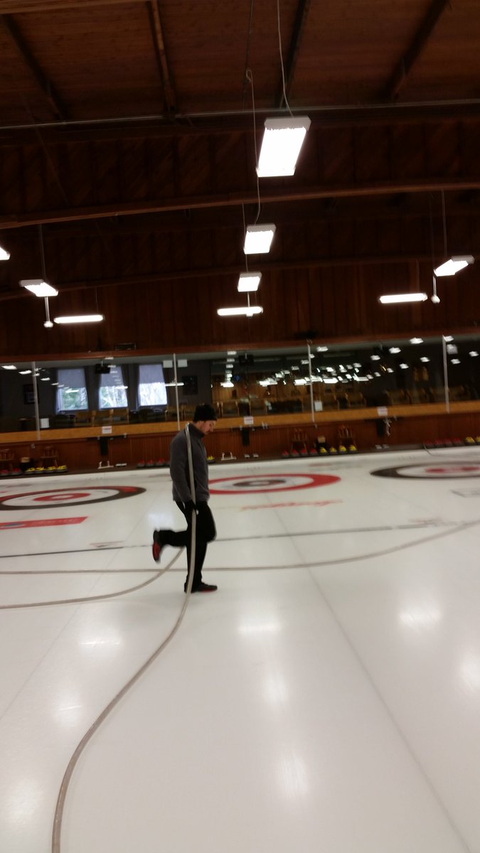MGCCCurling's tweet photo. @MGCCCurling Can you help me?
What is Dan doing in this pic?
#headhosewrangler https://t.co/HCRzViYxKa