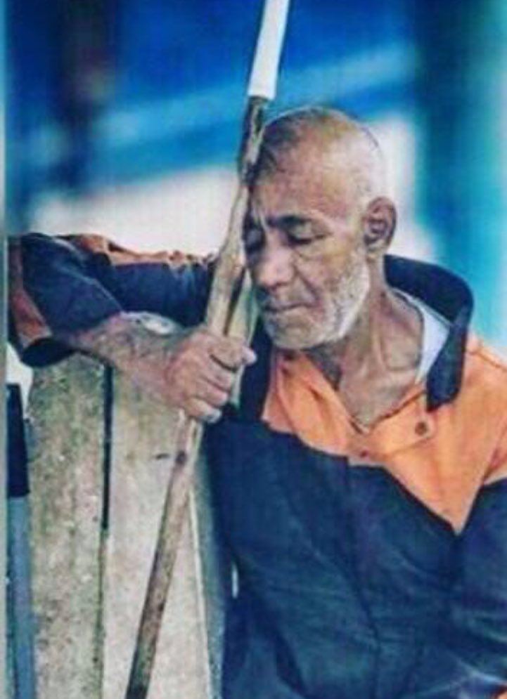 3bood_boushehri's tweet photo. تذكّر دوماً :
كل ورقة ترميها على الأرض
ينحني إليها رجل كبير في العمر https://t.co/EtvAPjat5B