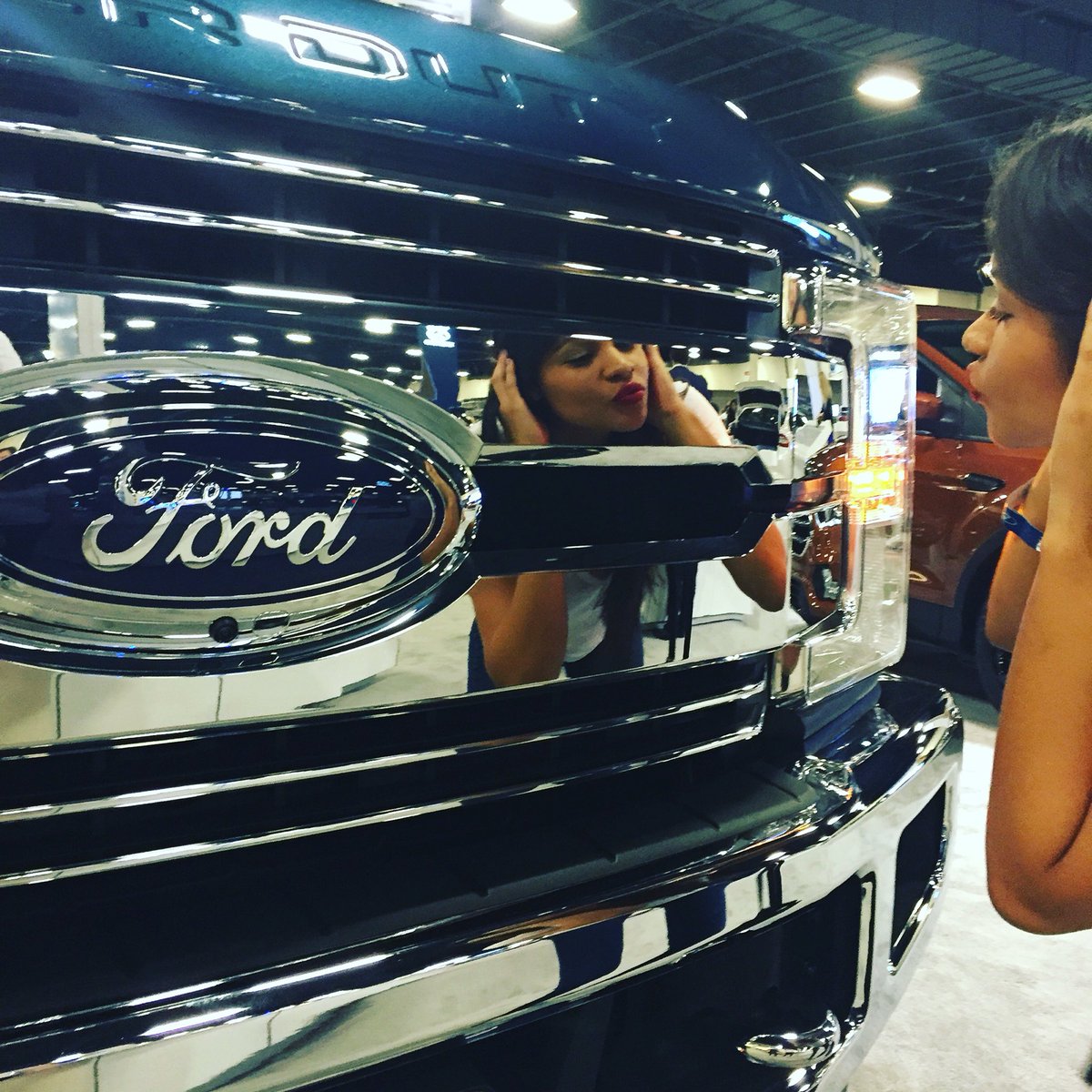 SoFlaFordGirls's tweet photo. 2017 F-250 and @SoFlaFordGirls both looking good at the #flias2016. Visit and sign up for a #Ford Ride &amp; Drive. https://t.co/rAKPPWmAFz