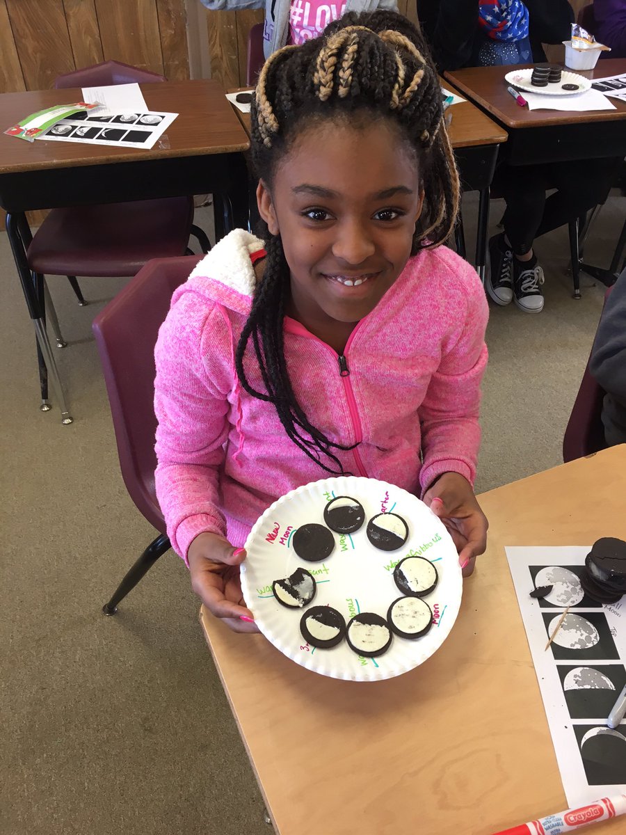 MrsTChristensen's tweet photo. Sometimes the way to our brains is through our stomachs!! π #TheLunarPhases #OreoMoons https://t.co/EEHsWVoyr2