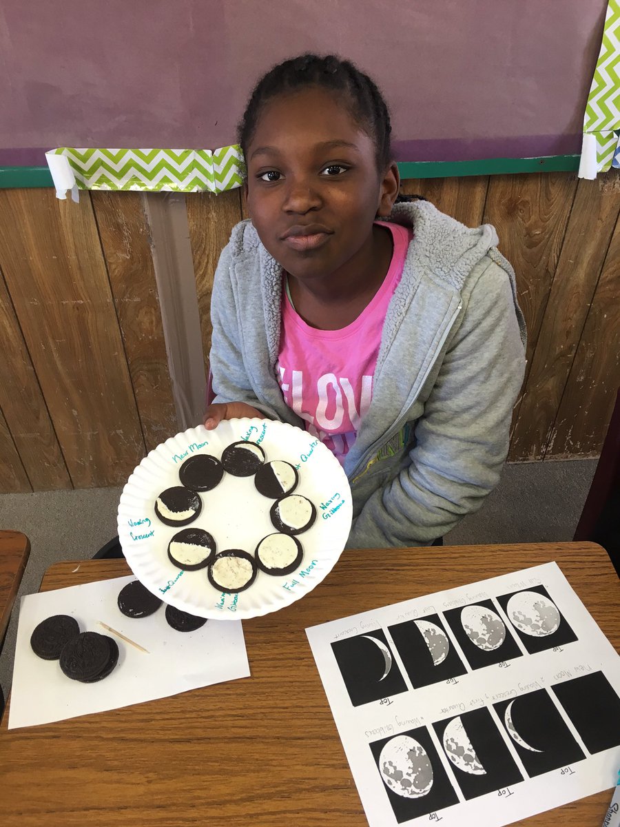 MrsTChristensen's tweet photo. Sometimes the way to our brains is through our stomachs!! π #TheLunarPhases #OreoMoons https://t.co/EEHsWVoyr2