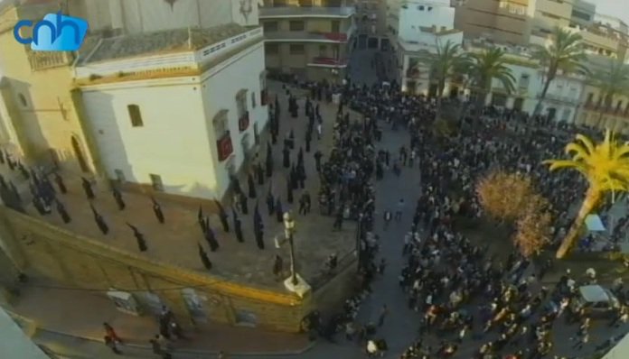 DiarioHuelva's tweet photo. Gran ambiente en la plaza de San Pedro para ver salir a la Hermandad del Descendimiento este #ViernesSanto #SSenCNH https://t.co/cWnm0NyqiC