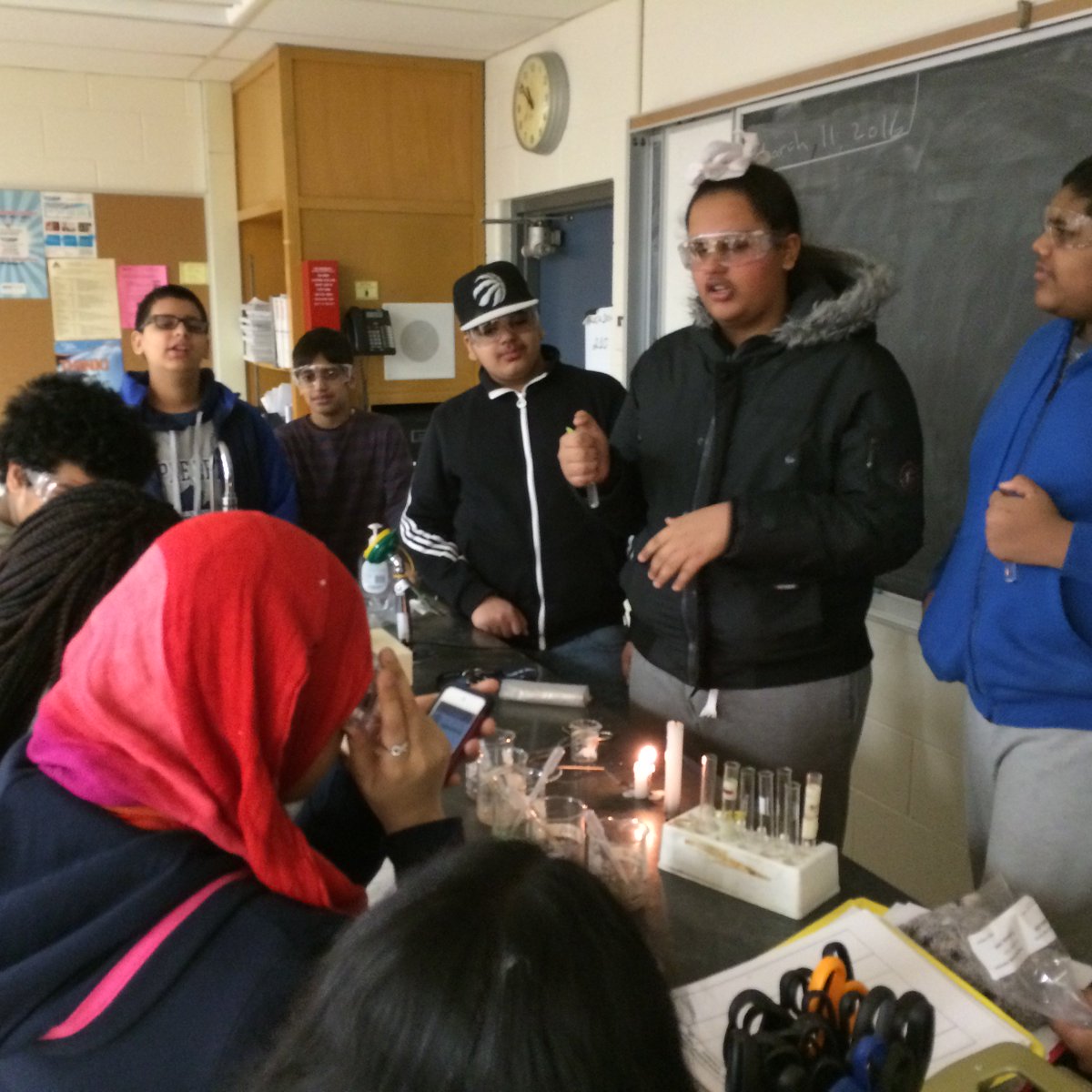 Miss_DTran's tweet image. VOC1 Ss @LincolnAlexSS exploring chemical properties in safe &amp;amp; well-supervised learning environment #learningisdoing