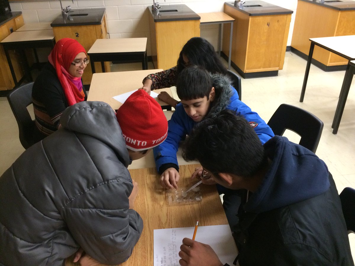 Miss_DTran's tweet image. VOC1 Ss @LincolnAlexSS exploring chemical properties in safe &amp;amp; well-supervised learning environment #learningisdoing